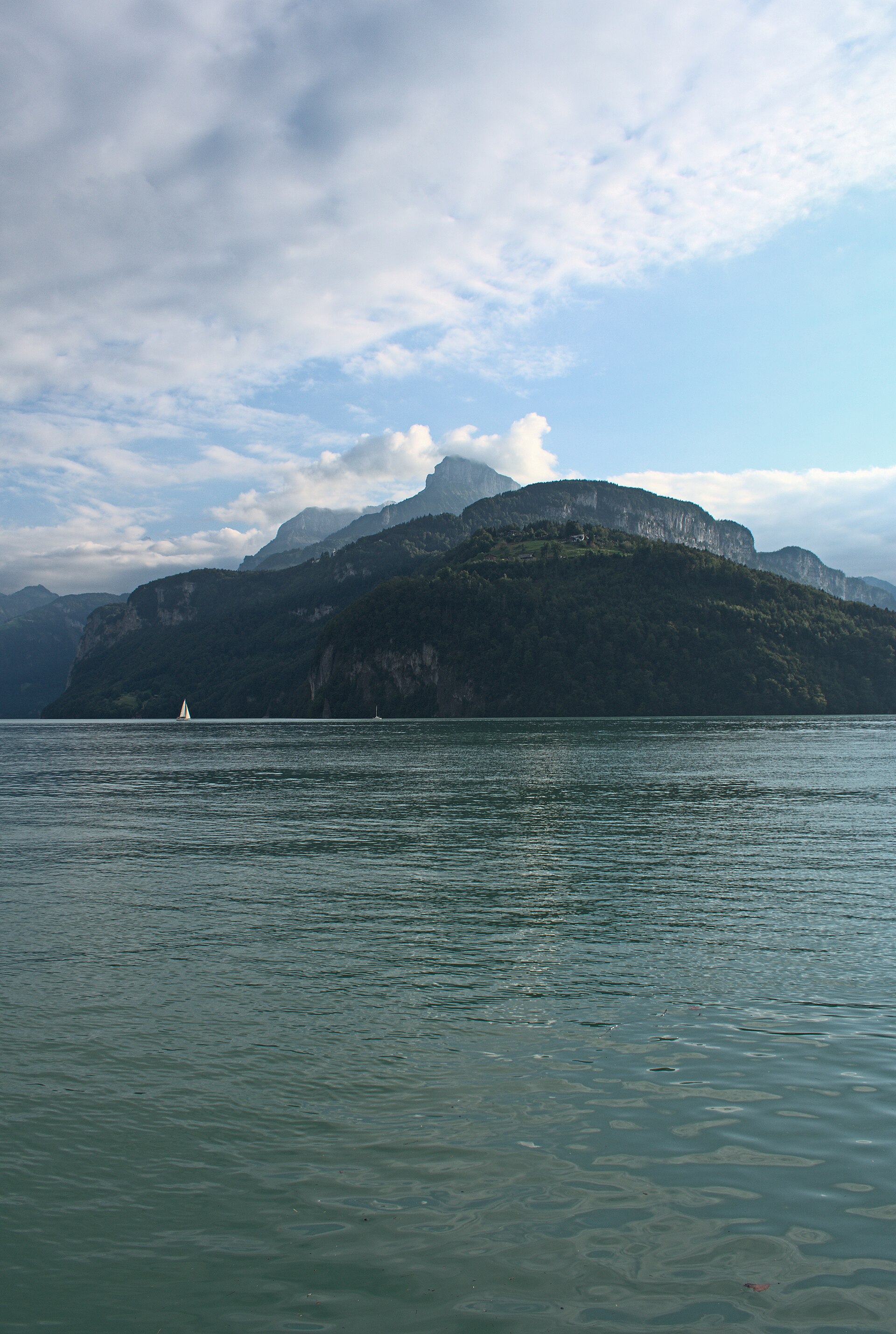 Lucerne lake and mountains